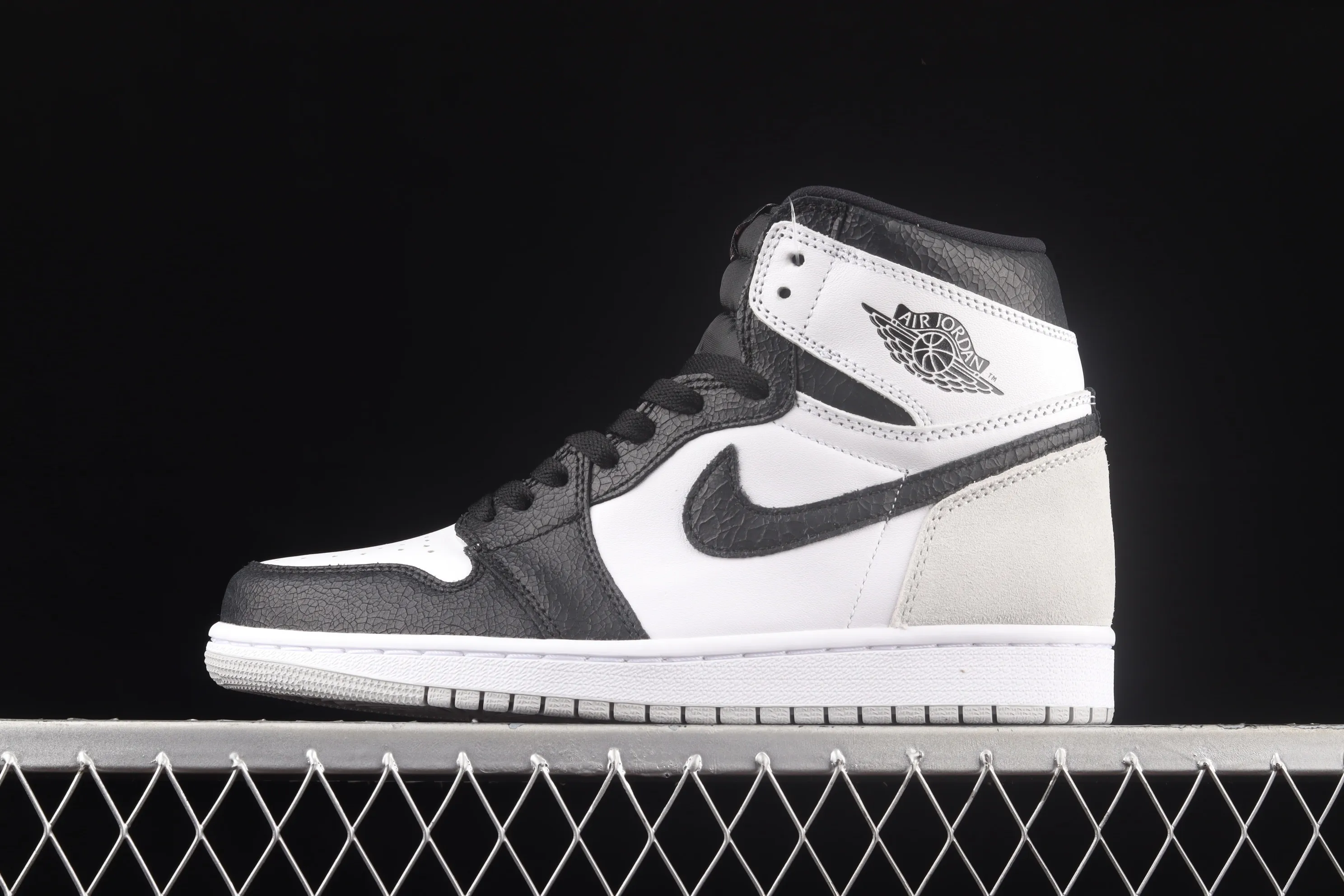 All categories Air Jordan Jordan series basketball shoes Air Jordan 1 High L version Air Jordan 1 High OG "Stage Haze" AJ1 Joe 1 black and gray toe 555088-108